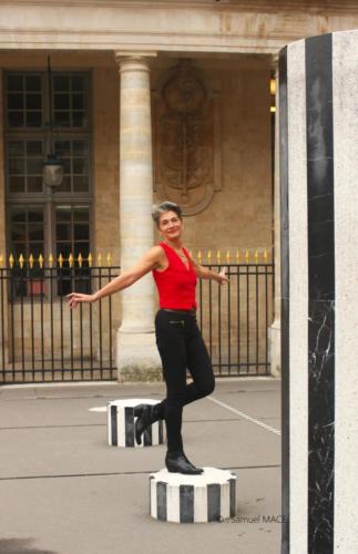Sophie G aux Colonnes de Buren - Paris - Octobre 2025