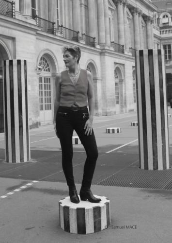 Sophie G aux Colonnes de Buren - Paris - Octobre 2025