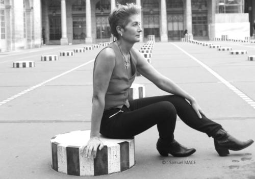 Sophie G aux Colonnes de Buren - Paris - Octobre 2025