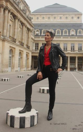 Sophie G aux Colonnes de Buren - Paris - Octobre 2025