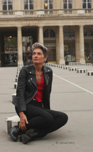 Sophie G aux Colonnes de Buren - Paris - Octobre 2025