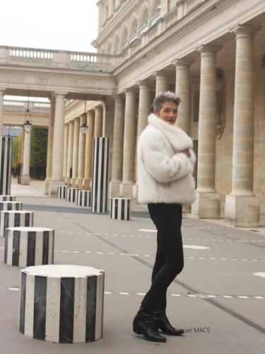 Sophie G aux Colonnes de Buren - Paris - Octobre 2025