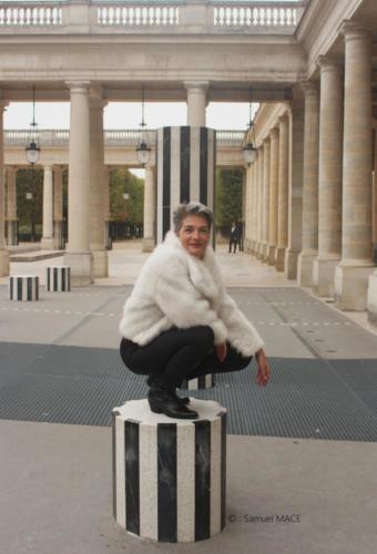 Sophie G aux Colonnes de Buren - Paris - Octobre 2025
