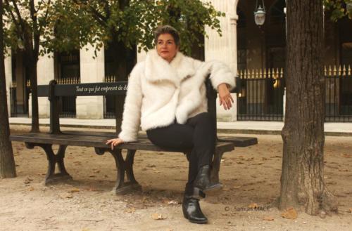 Sophie G aux Colonnes de Buren - Paris - Octobre 2025