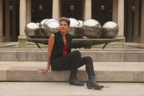 Sophie G aux Colonnes de Buren - Paris - Octobre 2025
