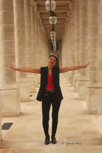 Sophie G aux Colonnes de Buren - Paris - Octobre 2025